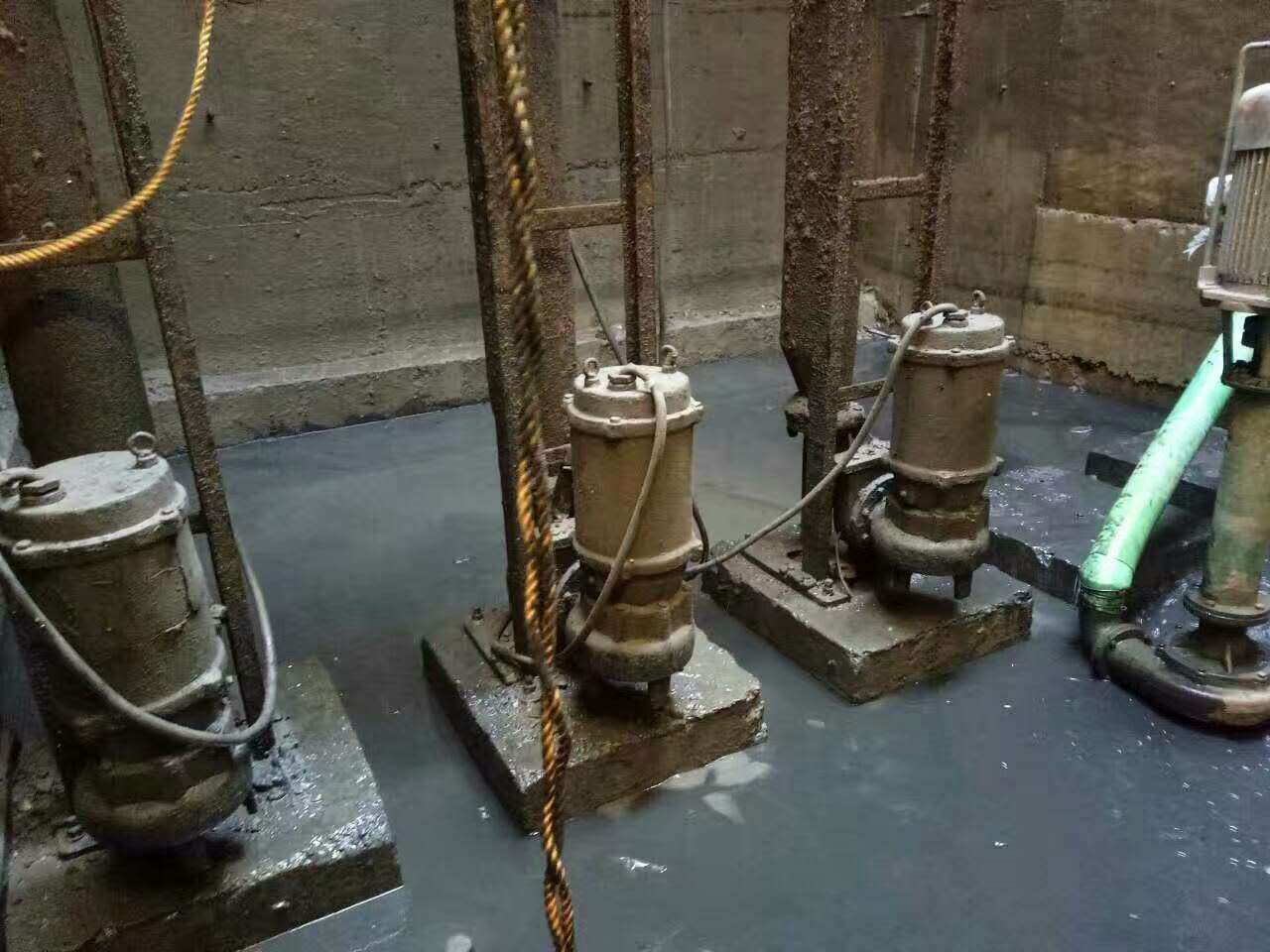 江孜污水池清理