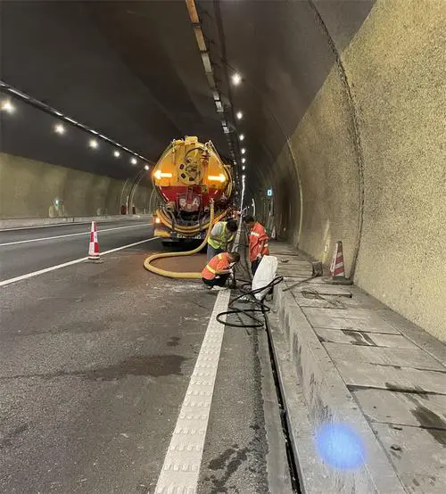 江孜隧道排水渠清淤